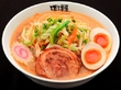 人気Ｎo１ 赤八　680円 
「北海道味噌」と数種類の香味油をブレンドし、濃厚でまろやか、且つバランスのとれた深みある味の『赤八』。
麺は全て、小麦の表皮胚乳を粉にした栄養価の高い全粒粉麺を使用。
